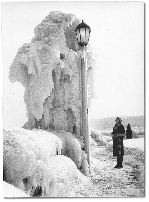 Photographie : Lampadaire couvert de glace formée par les embruns des chutes Niagara, [1927]