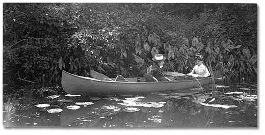 Photographie : Deux femmes dans un canot, [1903]
