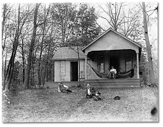 Photographie : Chalet et remise à bateau au bord de l’eau [région de Kingston], [vers 1905]