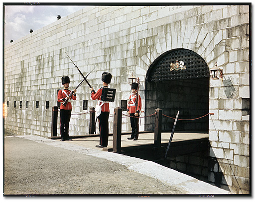 Photographie : Des gardes au Fort Henry, Kingston, 1951