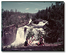 Photographie : En pique-nique aux chutes Aubrey, parc provincial des chutes Aubrey à Algoma, 1952