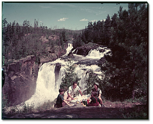 Photographie : En pique-nique aux chutes Aubrey, parc provincial des chutes Aubrey à Algoma, 1952
