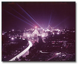 Photographie : Vue de nuit de l’Exposition nationale canadienne (ENC), Toronto, 1953