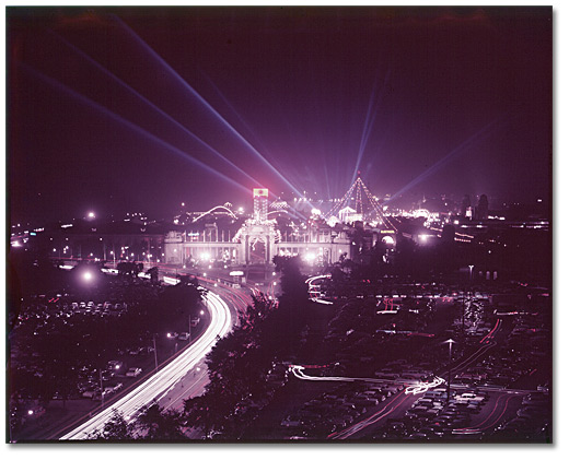 Photographie : Vue de nuit de l’Exposition nationale canadienne, Toronto, 1953