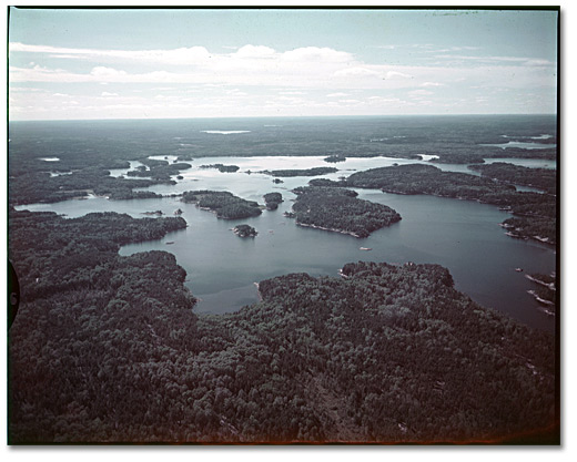 Photographie : Vue aérienne des lacs et rivières du parc provincial Quetico, 1958