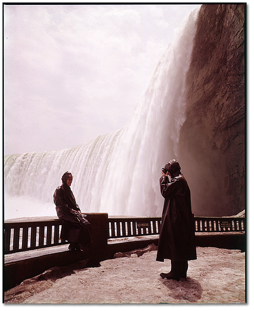 Photographie : Touristes devant les chutes, chutes Niagara, 1959