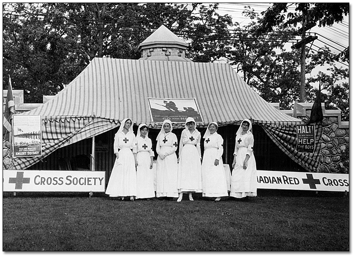 Infirmières dans une tente de la Croix-Rouge, Casa Loma, 1915
