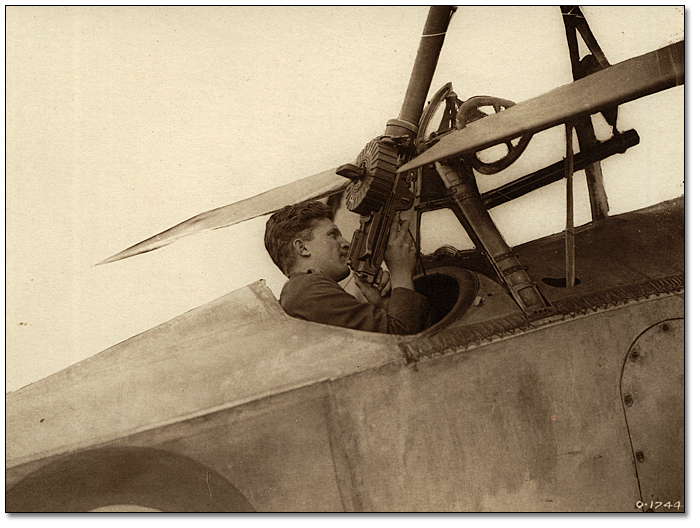 Le lieutenant-colonel Billy Bishop, la Croix de Victoria, le célèbre aviateur canadien, [vers 1918]