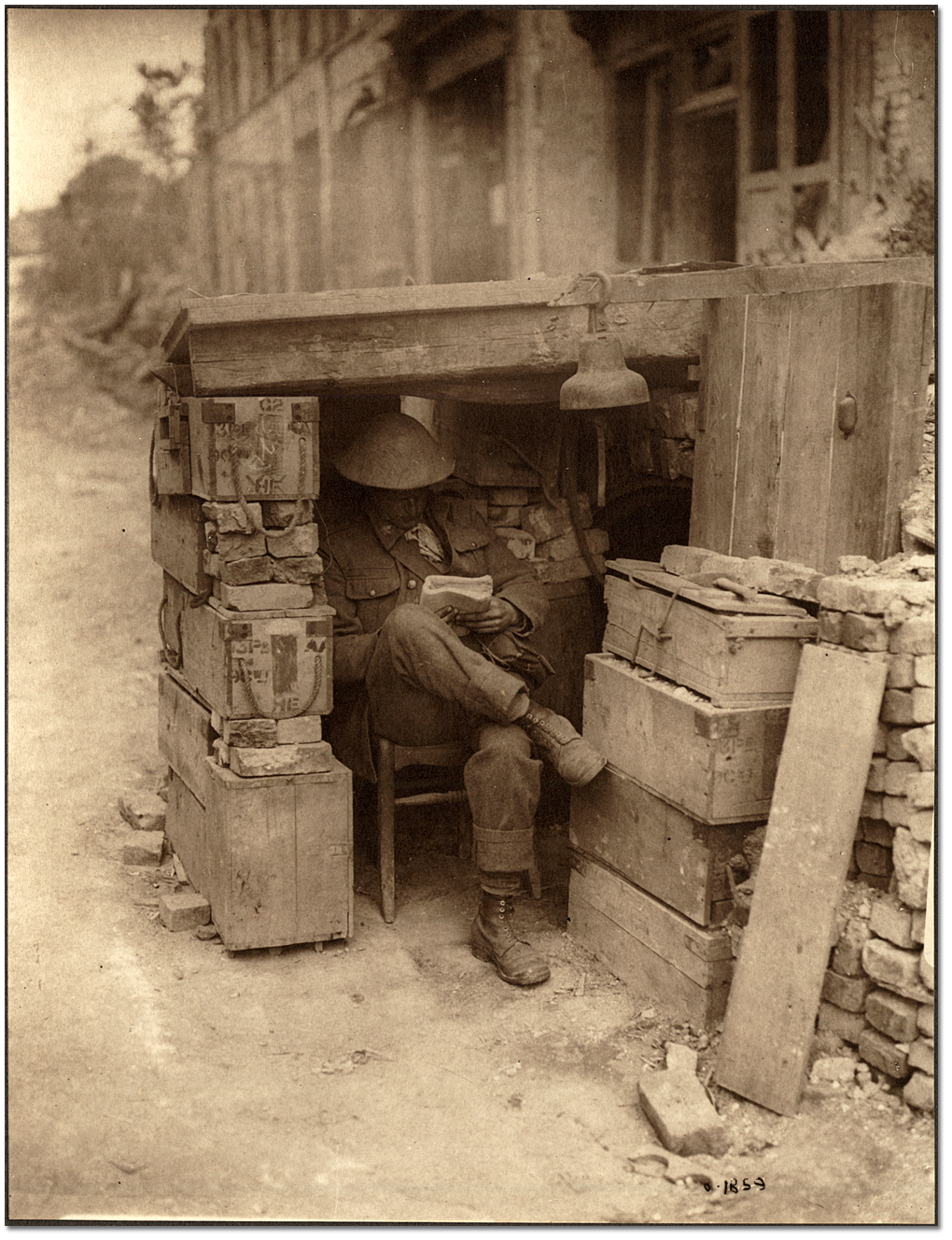 Une sentinelle canadienne à son poste composé de caisses de munitions et de briques de vieilles maisons, [vers 1918] 

