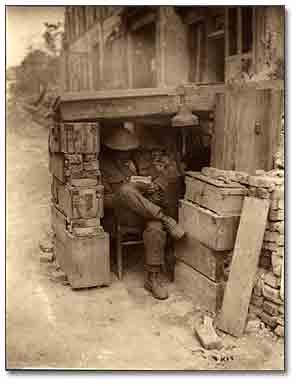 Une sentinelle canadienne à son poste composé de caisses de munitions et de briques de vieilles maisons, [vers 1918] 

]