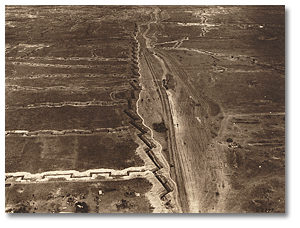 Photo aérienne de la défense d'une route non identifié comme vu d'un dirigeable, [vers 1918]