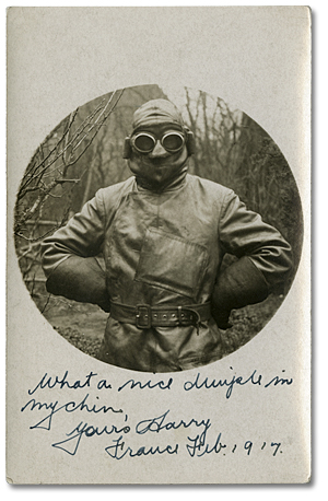 Portraits de Harry Mason en France, portant son uniforme de pilote, février 1917
