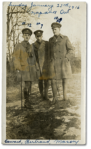 De gauche à droite: les lieutenants [GS] Coward, Bertrand, et Harry Mason, de la compagnie «C», 80th Overseas Battallion, Corps expéditionnaire canadien (CEC), à Napanee, Ontario, le 23 janvier 1916