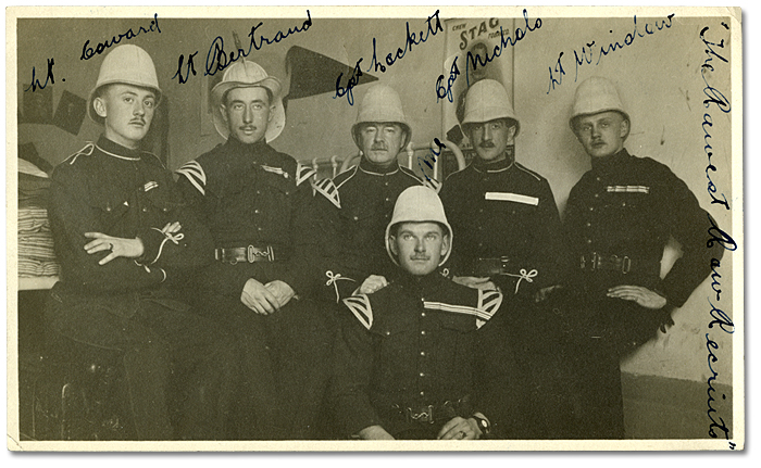“The rawest raw recruits,” de gauche à droite: le lieutenant Coward, le lieutenant Bertrand, le capitaine Lockett, le lieutenant Harry Mason, le capitaine Nichols, et le lieutenant Winslow, [vers 1914-1917]