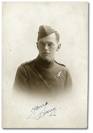 Portrait de Harry Mason en l’uniforme de l’Aviation royale canadienne avec la broche d'observateur, mars 1917