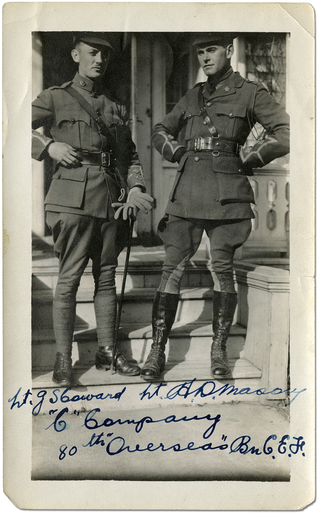 Lieutenant GS Coward et le lieutenant Harry D. Mason [à droite], la compagnie «C», 80th Overseas Battallion, Corps expéditionnaire canadien (CEC), [vers 1916
