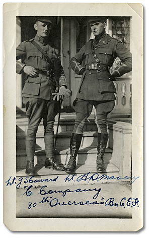 Lieutenant GS Coward et le lieutenant Harry D. Mason [à droite], la compagnie «C», 80th Overseas Battallion, Corps expéditionnaire canadien (CEC), [vers 1916]