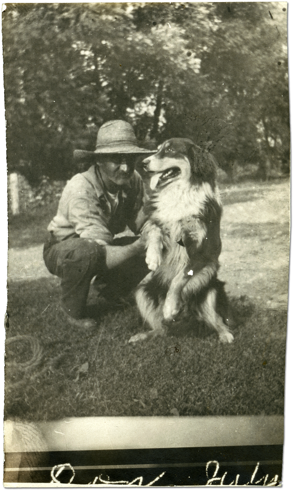 HLe père de Harry Mason, William E. Mason, avec un chien devant la maison de la famille Mason, [vers 1915-1920]