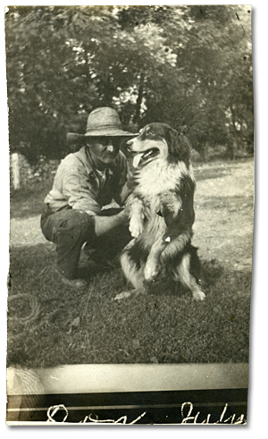 Le père de Harry Mason, William E. Mason, avec un chien devant la maison de la famille Mason, [vers 1915-1920]
