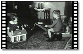 Image tirée d'un extrait vidéo, garçon et fille avec leurs jouets