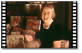 Image tirée d'un extrait vidéo, fille avec sa poupée