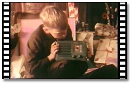 Image tirée d'un extrait vidéo, garçon avec sa radio