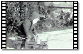 Image tirée d'un extrait vidéo, garçon avec un camion