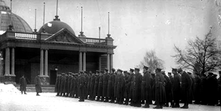 Des troupes alignées devant le Crystal Palace à l’Exposition canadienne nationale, 1914