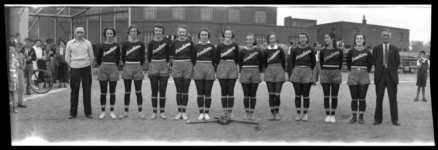 Équipe féminine de baseball les « Arcadians » [aux env. des années 1920] 