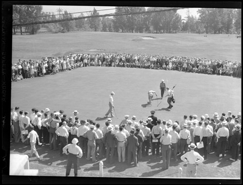 Sam Snead on the 18th green, Canadian Open, 1941