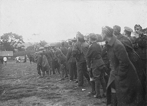 Des soldats regardent une partie de soccer, [vers 1914-1918] 