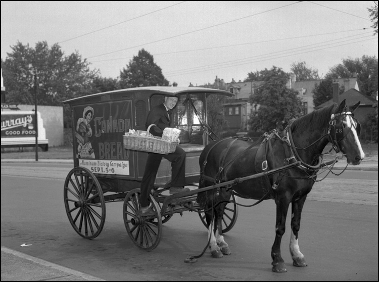 Chariot de livraison de pain tiré par un cheval pour économiser l’essence pendant la guerre, 1941 