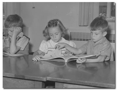 Photo d' enfants à lire en classe de maternelle , dans le nord de l'Ontario