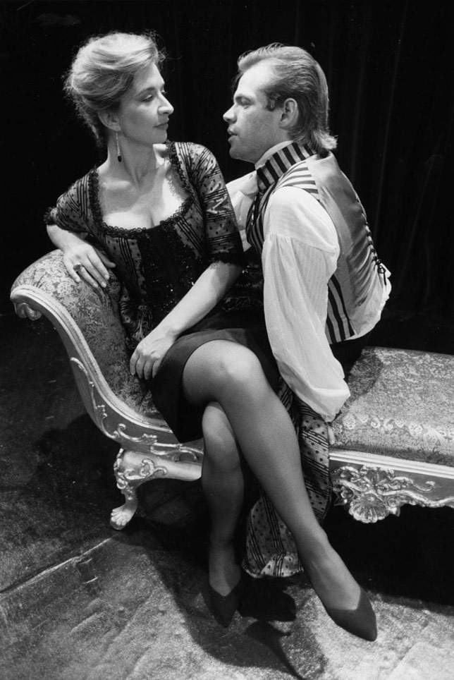 Un homme et une femme de race blanche jouant une scène des Liaisons Dangereuses au Factory Theatre, Toronto, 1991