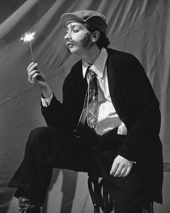 Tanja Jacob déguisée en homme, jouant une scène dans The Man I Love au théâtre Tarragon, Toronto, 1989