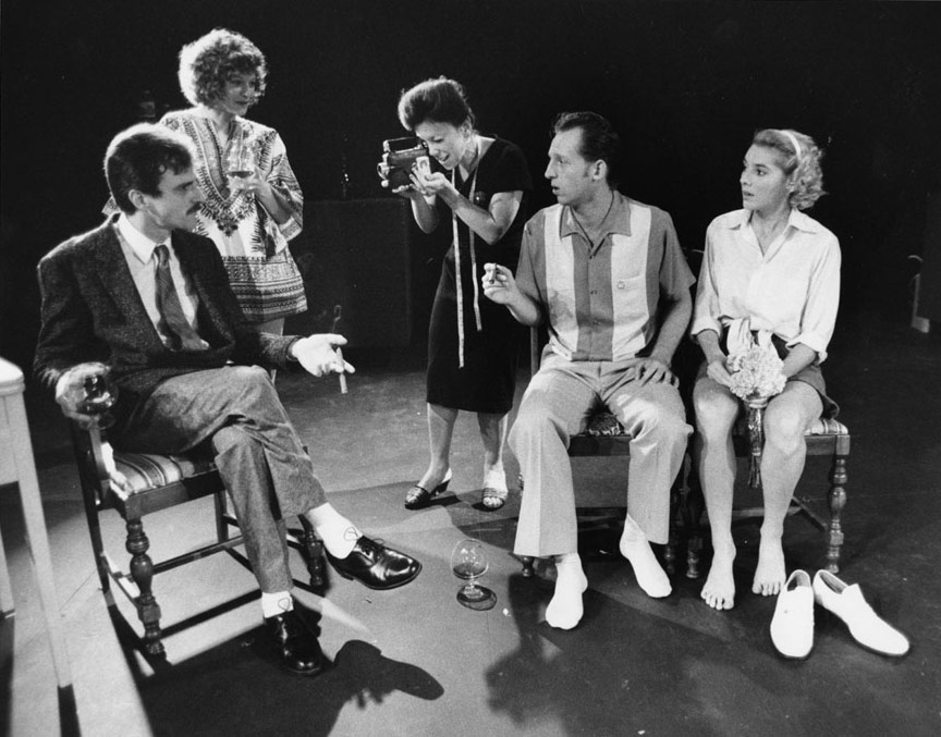 Cinq acteurs blancs jouant une scène de Clutching the Heat, Theatre Passe Muraille, Toronto, 1990