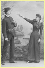 Cliquez pour Deux acteurs blancs des années 1890. Une femme pointe une arme à feu sur un homme en uniforme de soldat.