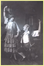 Cliquez pour Les acteurs K. McCarthy (à gauche) et Ernest Morgan (avec un genou au sol à droite), posant tous les deux avec un bras levé