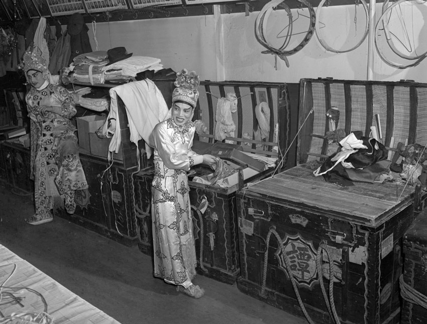 Deux acteurs de théâtre chinois costumés en coulisses se préparant pour une prestation à Toronto en 1946