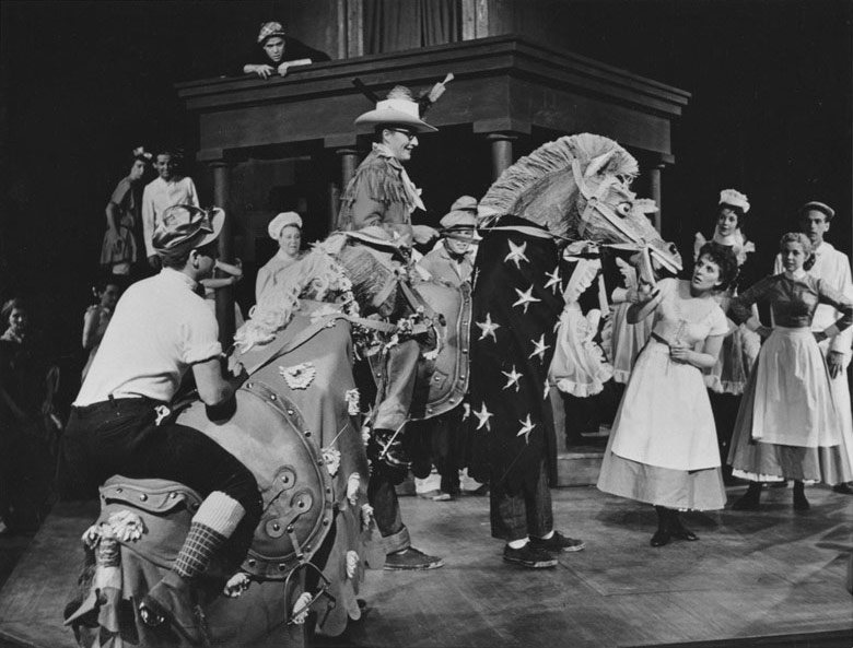 Acteurs jouant une scène de La mégère apprivoisée de Shakespeare au théâtre Festival de Stratford (Ontario), 1954