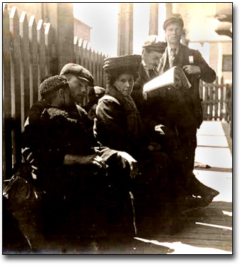 Photo: Immigrants at Quebec, [ca. 1906]