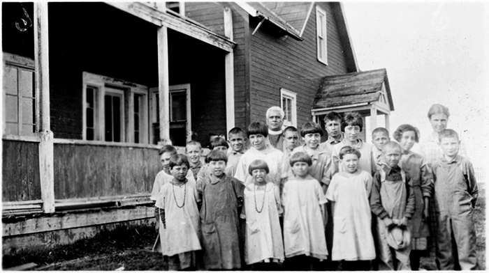 [Un groupe d’enfants à l’extérieur du pensionnat indien de Moose Factory] [vers les années 1910]