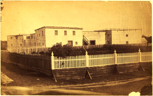 Vue de l’ancienne fabrique à Moose Factory [vers 1867]