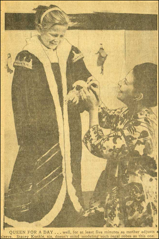 Eleanor ajustant un costume sur Stacey, [1961-1968]