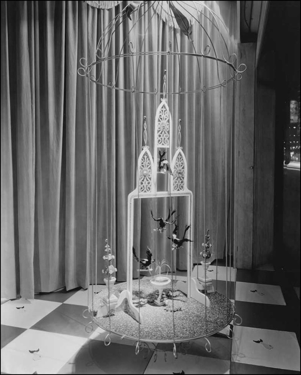 Deux tourterelles et quatre merles noirs, vitrine des Douze jours de Noël, 1959