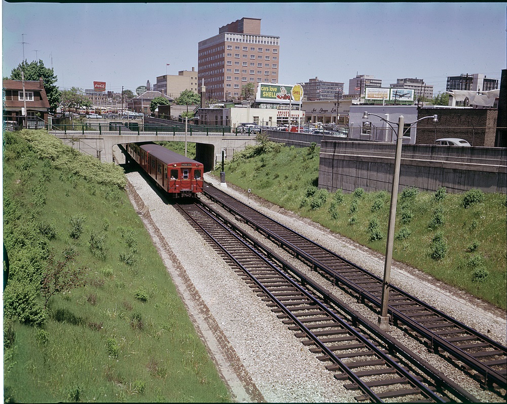 Rame de métro, près des rues Yonge et Eglinton, Toronto (Ontario)