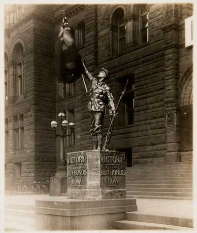 War memorials - 1918 Victory statue, 