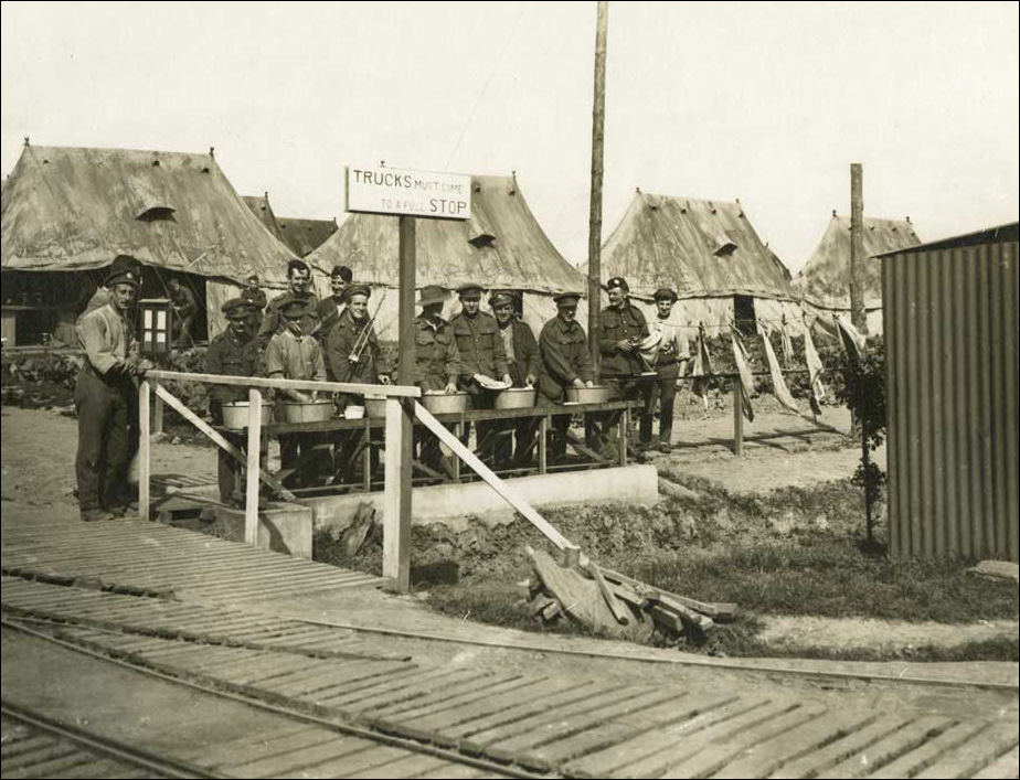 Patients anglais, écossais, australiens, néo-zélandais et canadiens au poste d’évacuation sanitaire, [entre 1916-1918]