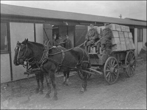Chargement de pommes de l’Ontario, hôpital militaire de l’Ontario, [entre 1916-1917]