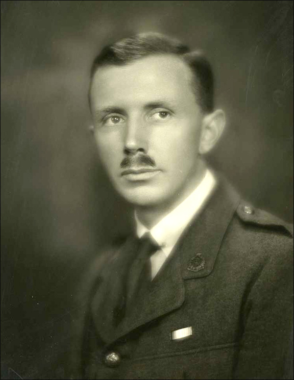 L. Bruce Robertson en uniforme, [entre 1914- 1917]